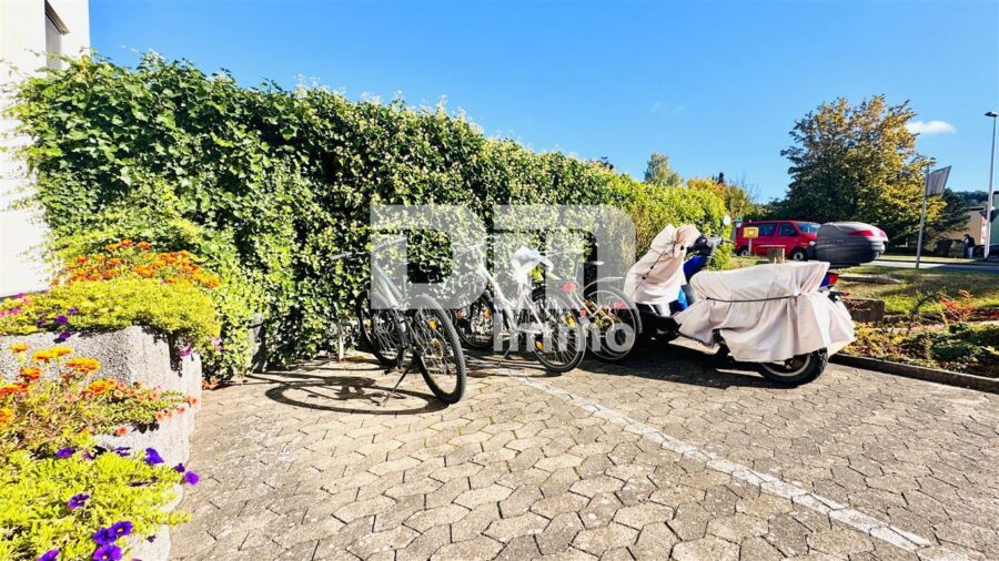 Wohnungspaket 3 Zimmer + Apartment mit Balkon, Panoramablick in Traumlage - Fahrradparkplatz